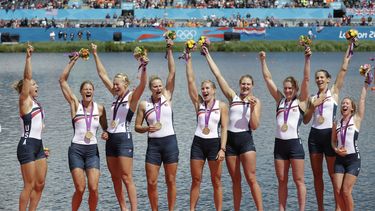 ARCHIVO - Las remeras estadounidense Mary Whipple, Caryn Davies, Caroline Lind, Eleanor Logan, Meghan Musnicki, Taylor Ritzel, Esther Lofgren, Zsuzsanna Francia y Erin Cafaro tras ganar la medalla de oro del ocho con timonel femenino de los Juegos Olímpicos de Londres, el 2 de agosto de 2012, en Eton Dorney. (AP Foto/Natacha Pisarenko)