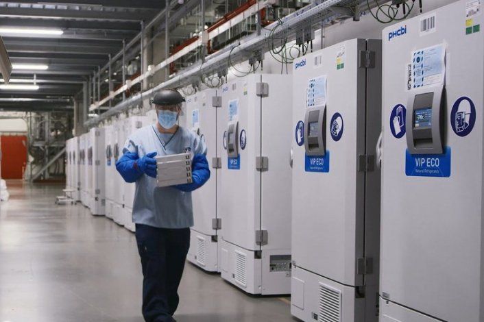 Congeladores almacenan la vacuna en la planta farmacéutica de Pfizer en Puurs, Bélgica 