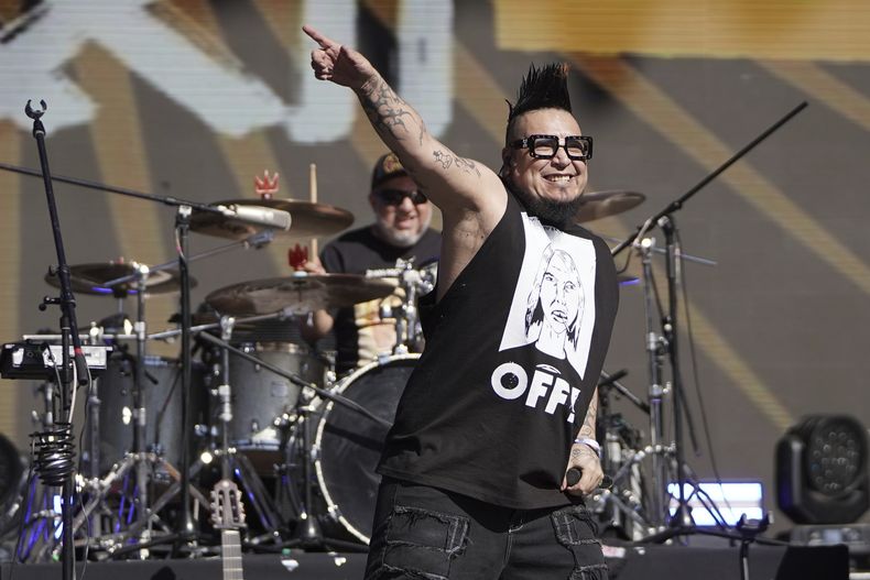 Cano Hernández de la banda mexicana El Gran Silencio en la 25ª edición del festival de música Vive Latino en la Ciudad de México, el sábado 15 de marzo de 2025. (Foto AP/Aurea Del Rosario)