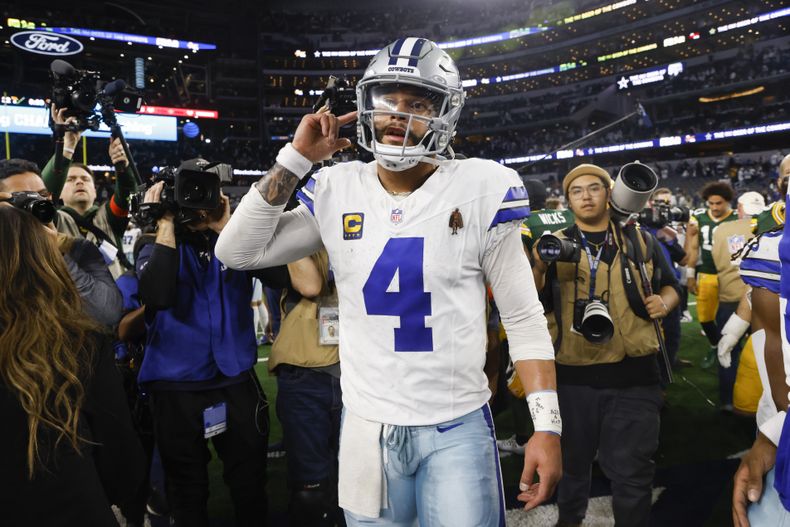 El quarterback Dak Prescott de los Cowboys de Dallas al final del partido de la ronda de comodines de la NFL contra los Packers de Green Bay, el domingo 14 de enero de 2024, en Arlington, Texas. Los Packers ganaron 48-32. (AP Foto/Michael Ainsworth)