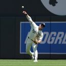 El jardinero derecho de los Mellizos de Minnesota, Alan Roden (18), lanza la pelota para contener a Zach Neto, de los Angelinod de Los Ángeles, en la tercera base durante la tercera entrada de un partido de béisbol, el sábado 11 de julio de 2026, en Minneapolis. (Foto AP/Bailey Hillesheim)