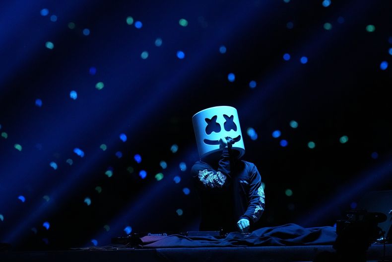 ARCHIVO - El dj Marshmello durante su presentación en la ceremonia inaugural de los Juegos Centroamericanos y del Caribe en San Salvador, El Salvador, el 23 de junio de 2023. Marshmello lanzó su álbum Sugar Papi el 3 de noviembre. (Foto AP/Arnulfo Franco)