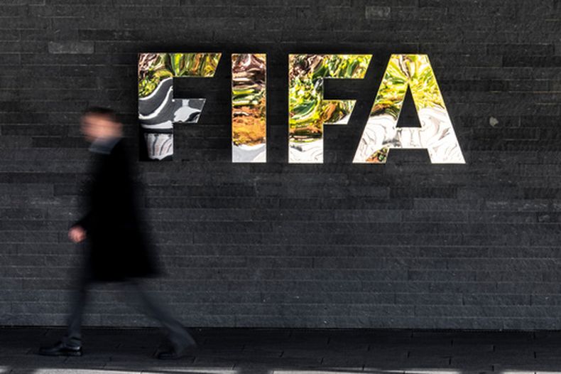 Un individuo camina frente al logo de la FIFA en la sede del ente rector, el jueves 15 de octubre de 2026, en Zúrich. (Claudio Thoma/Keystone vía AP)