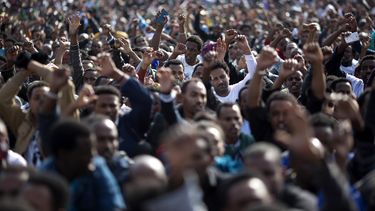 americateve | Unos 10.000 inmigrantes africanos participaron el domingo en una marcha de protesta en la Plaza Rabin en Tel Aviv, el centro financiero de Israel, domingo 5 de enero del 2014. Los inmigrantes se congregaron frente a la municipalidad en la m&aacute;s numer