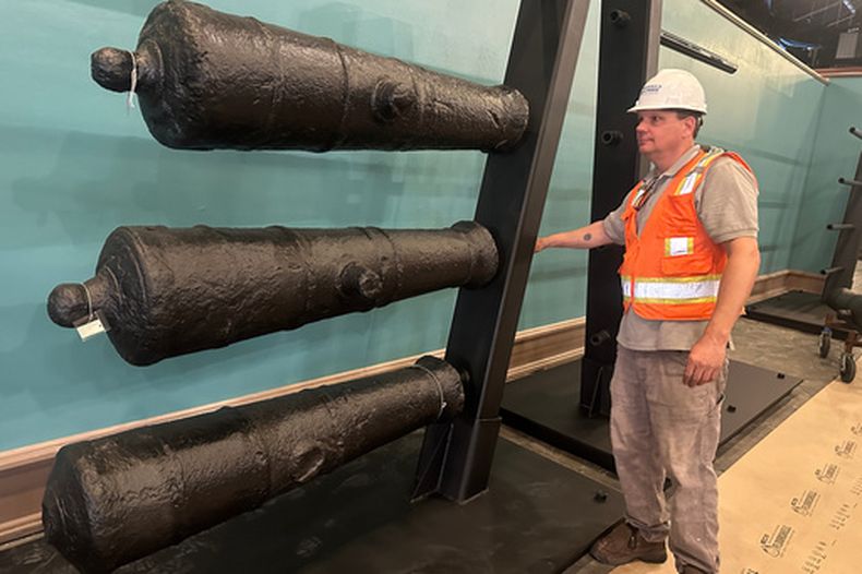 Terry Koeller inspecciona cañones --los cuales se hundieron en el río Savannah durante la Revolución estadounidense-- expuestos al público el miércoles 3 de junio de 2026, en el Museo de Historia de Savannah, Georgia. (AP Foto/Russ Bynum)