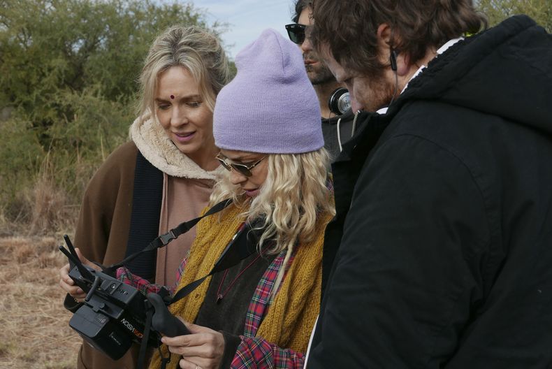 En esta imgagen proporcionada por Tulip Pictures, la actriz y directora Dolores Fonzi, centro, mira una cámara en el set de la película Blondi. (Tulip Pictures vía AP)