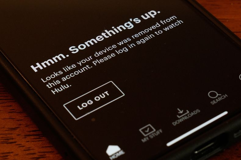 Una aplicación móvil de Hulu muestra que no está disponible durante la interrupción de Amazon Web Services, el lunes 20 de octubre de 2025, en Chicago. (AP Foto/Kiichiro Sato)