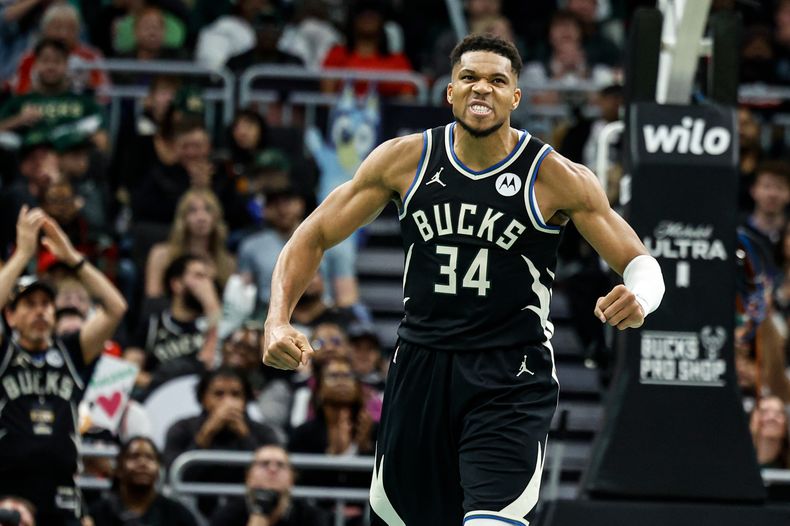 Giannis Antetokounmpo, de los Bucks de Milwaukee, festeja su enceste contra los Bulls de Chicago, en el partido del viernes 7 de noviembre de 2025 (AP Foto/Jeffrey Phelps)