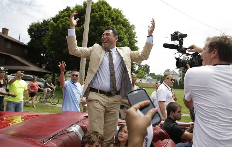 Oscar De La Hoya, inducido al Sal&oacute;n de la Fama del Boxeo Internacional 2014, saluda a la afici&oacute;n durante el Desfile de Campeones en Canastota, Nueva York el domingo 8 de junio de 2014. (Foto AP/Nick Lisi)