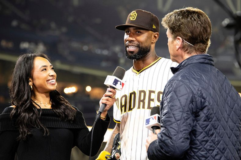 ARCHIVO - Jason Heyward, de los Padres de San Diego (centro), es entrevistado por Mariluz Cook (izquierda) y Mike Pomeranz tras un juego de béisbol contra los Rockies de Colorado, el 12 de abril de 2025, en San Diego. (Foto AP/Derrick Tuskan, Archivo)