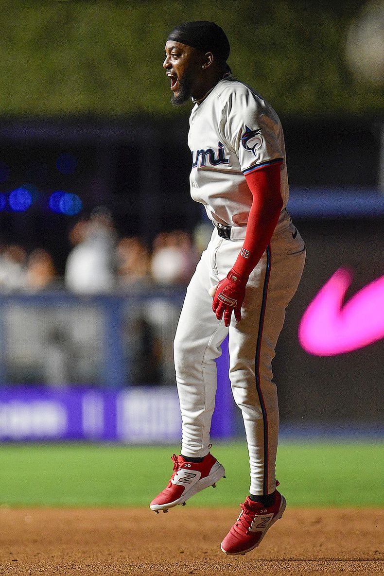 El dominicano Vidal Bruján, de los Marlins de Miami, festeja luego de batear el sencillo del triunfo en el décimo inning del duelo ante los Cardenales de San Luis, el martes 18 de junio de 2024 (AP Foto/Michael Laughlin)