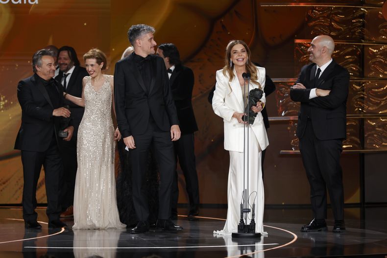 El eguipo de El 47 celebra tras ganar el premio a mejor película durante la 39ª ceremonia de los Premios Goya en Granada, España, el sábado 8 de febrero de 2025, en Granada. (Foto AP/Fermin Rodriguez)