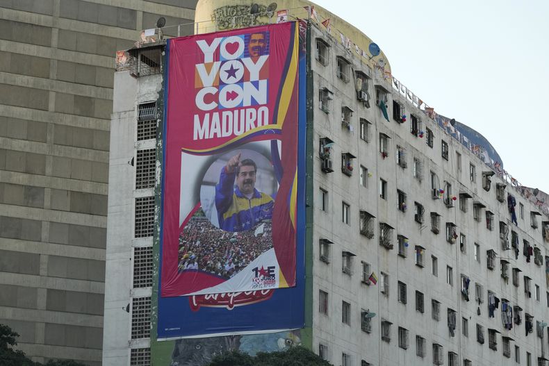 Una pancarta de campaña del presidente Nicolás Maduro adorna un edificio en Caracas, Venezuela, el miércoles 8 de enero de 2025. (AP Foto/Ariana Cubillos)
