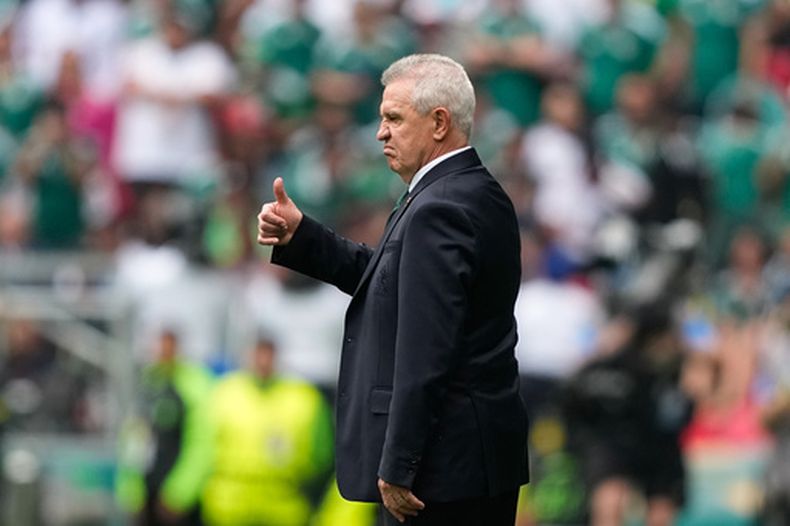 Javier Aguirre, técnico de México, hace un gesto durante el partido inaugural de la Copa del Mundo ante Sudáfrica, el jueves 11 de junio de 2026 en el Estadio Azteca (AP Foto/Natacha Pisarenko)