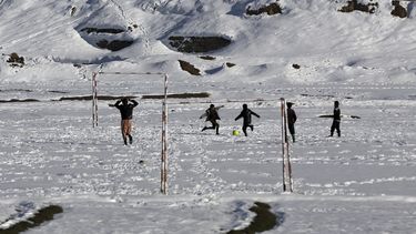 americateve | Ni&ntilde;os afganos juegan f&uacute;tbol sobre la nieve en un poblado en las afueras de Kabul, Afganist&aacute;n, el martes 11 de febrero de 2014. Una ni&ntilde;a peque&ntilde;a de Kabul ha sido diagnosticada con poliomielitis, el primer caso vinculado c