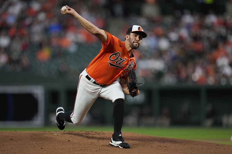 Grayson Rodríguez, abridor de los Orioles de Baltimore, hace un pitcheo ante los Rays de Tampa Bay el sábado 16 de septiembre de 2023 (AP Foto/Julio Cortez)