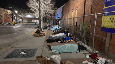 los migrantes desbordan los albergues y las calles en la frontera, en el paso, texas