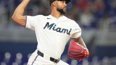 El dominicano Sandy Alcántara, abridor de los Marlins de Miami, lanza en el juego ante los Filis de Filadelfia, el martes 28 de julio de 2026 (AP Foto/Lynne Sladky)
