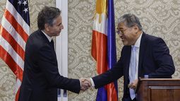 El secretario de Estado de Estados Unidos, Antoni Blinken, a la izquierda, estrecha la mano del secretario filipino de Exteriores, Enrique Manalo, durante una conferencia de prensa conjunta en el hotel Sofitel de Manila, Filipinas, el 19 de marzo de 2024. (Evelyn Hockstein/Pool Foto via AP)