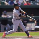 José Ramírez, de los Guardianes de Cleveland, batea doble frente a Keegan Akin, abridor de los Orioles de Baltimore durante la primera entrada del juego de béisbol del miércoles 31 de mayo de 2023, en Baltimore. (AP Foto/Julio Cortez)