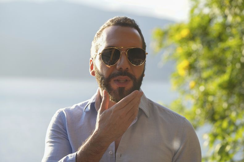 El presidente Nayib Bukele habla durante una reunión con el secretario de Estado estadounidense Marco Rubio en la residencia del mandatario salvadoreño en Lago Coatepeque, el lunes 3 de febrero de 2025, en El Salvador. (AP Foto/Mark Schiefelbein, foto compartida)