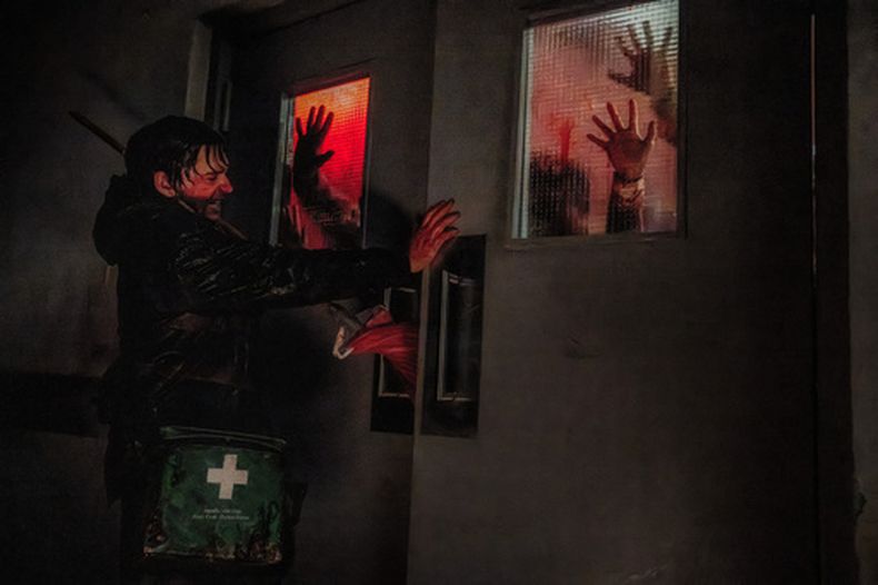 Esta imagen difundida por Sony Pictures muestra a Austin Abrams en una escena de la película Resident Evil. (Sony Pictures vía AP)