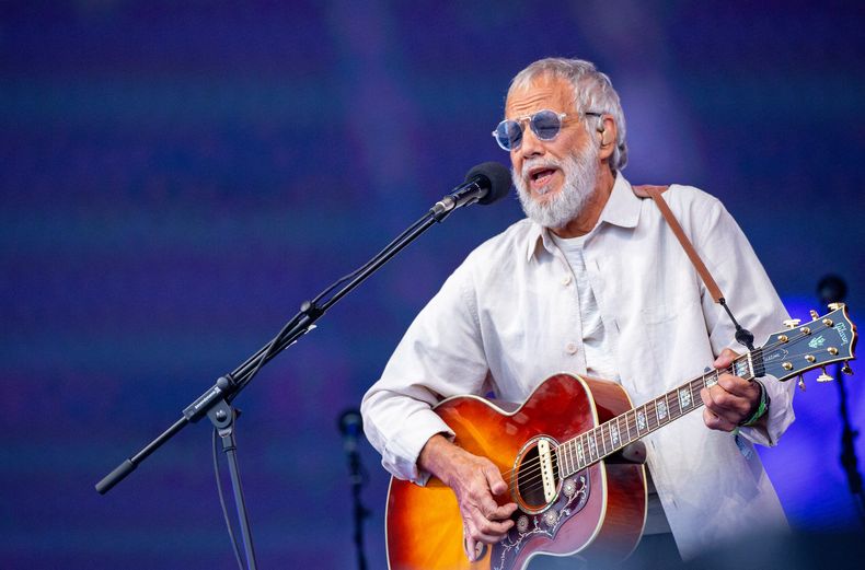 ARCHIVO - Yusuf Islam, también conocido como Cat Stevens, actúa durante el Festival de Glastonbury en Somerset, Inglaterra, el 25 de junio de 2023. (Joel C Ryan/Invision/AP, archivo)