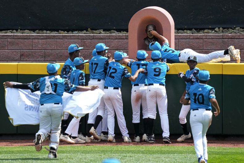 El equipo de Curazao festeja su victoria sobre Taiwán en la final internacional de la Serie Mundial de Pequeñas Ligas, el sábado 26 de agosto de 2023 (AP Foto/Gene J. Puskar)