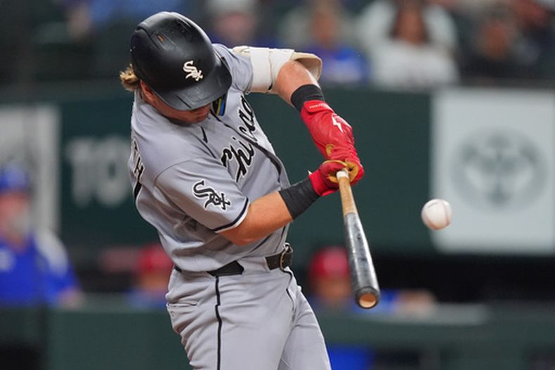 Chase Meidroth, de los Medias Blancas de Chicago, pega un sencillo productor en el juego del miércoles 22 de julio de 2026 ante los Rangers de Texas (AP Foto/LM Otero)