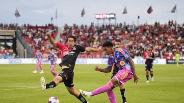 Jahkeele Marshall-Rutty de Toronto le pega al balón mientras José Abella del Atlas intenta detenerlo en el encuentro de la Leagues Cup en Toronto el domingo 30 de julio del 2023. (Mark Blinch/The Canadian Press via AP)
