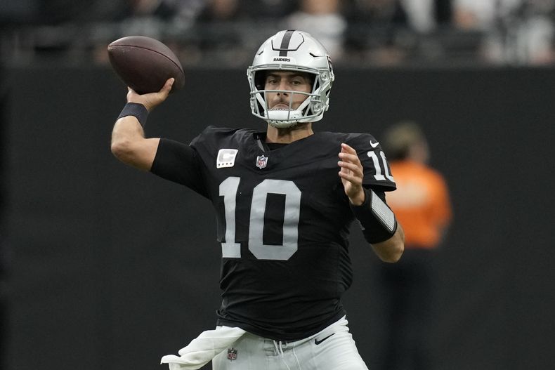 Jimmy Garoppolo, quarterback de los Raiders de Las Vegas, lanza un pase en el partido del domingo 15 de octubre de 2023, ante los Patriots de Nueva Inglaterra (AP Foto/John Locher)