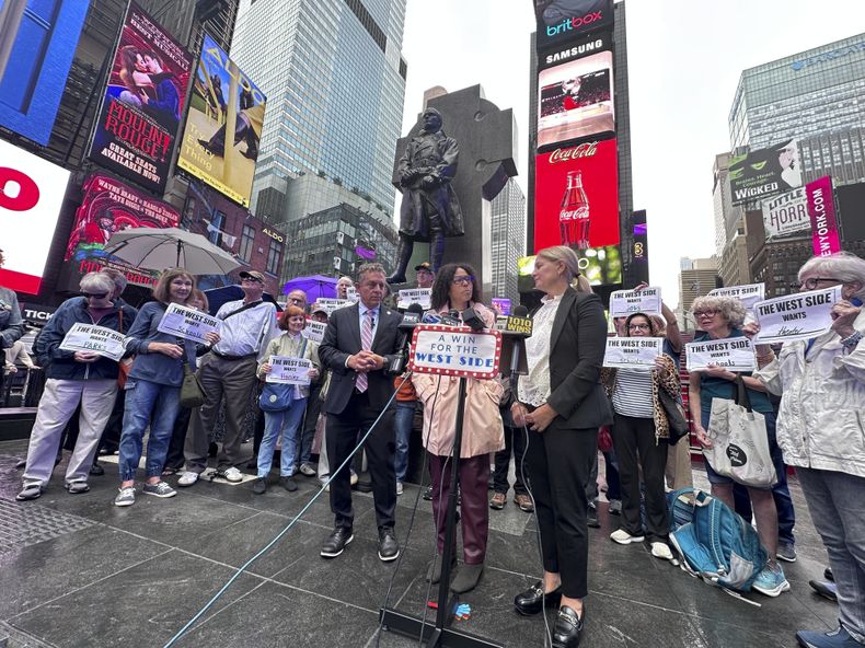 Opositores a un casino se manifiestan en Times Square el miércoles 17 de septiembre de 2025. (Foto AP/Philip Marcelo)