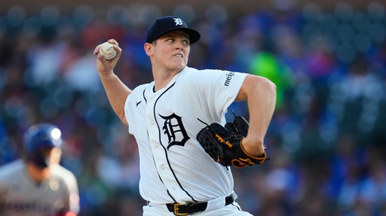 El lanzador de los Tigres de Detroit, Troy Melton, lanza contra los Reales de Kansas City durante la primera entrada de un partido de béisbol el jueves 23 de julio de 2026, en Detroit. (Foto AP/Paul Sancya)