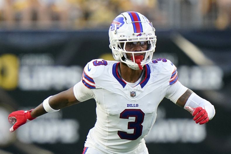ARCHIVO - En foto del domingo 20 de agosto del 2023, Damar Hamlin disputa un encuentro de pretemporada con los Bills de Búfalo ante los Steelers de Pittsburgh. El martes 29 de agosto del 2023, Hamlin fue incluido en la plantilla de 53 jugadores de Búfalo. (AP Foto/Gene J. Puskar, Archivo)