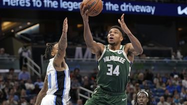 Bucks se sostienen y superan por 109-102 al Magic