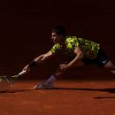 Carlos Alcaraz devuelve ante Karen Kachanov en el Abierto de Madrid, el martes 2 de mayo de 2023. (AP Foto/Manu Fernández)