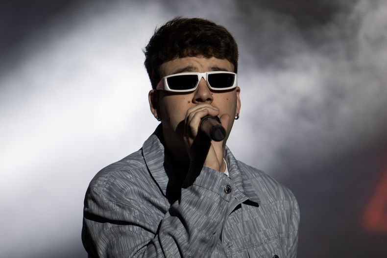 ARCHIVO - Quevedo actúa durante el festival de música Coca-Colca Flow en la Ciudad de México, el 26 de noviembre de 2023. (Foto AP/Alejandro Godinez, archivo)