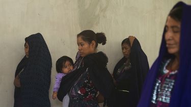 ARCHIVO - Mujaeres indígenas asisten a una misa en honor al fallecido papa Francisco en el municipio de Simojovel, México, el domingo 27 de abril de 2025. (AP Foto/Isabel Mateos, Archivo)
