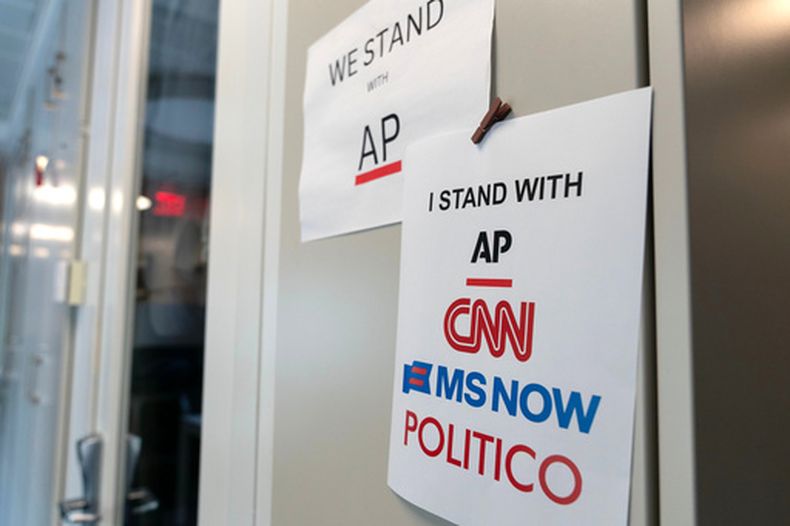 Un letrero en apoyo a los medios de comunicación en la sala de prensa de la Casa Blanca, en Washington, el 19 de septiembre de 2026. (AP Foto/José Luis Magana)