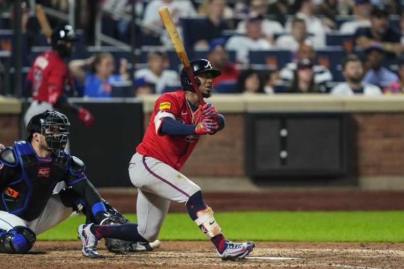 Ozzie Ablies, de los Bravos de Atlanta, conecta un doble productor en el juego del jueves 14 de agosto de 2025, ante los Mets de Nueva York (AP Foto/Yuki Iwamura)