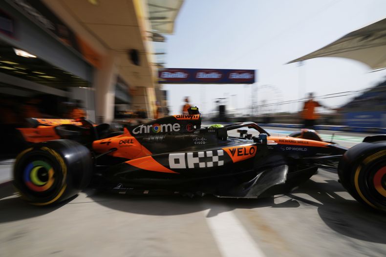 El piloto británico de McLaren, el británico Lando Norris, abandona el pit lane durante el Gran Premio de Bahréin de Fórmula Uno 2025, en Sakhir, el viernes 11 de abril de 2025. (AP Foto/Darko Bandic)