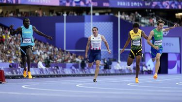 El paraguayo César Almirón (centro) llegó en el penúltimo sitio de suprueba eliminatoria en los 200 metros de los Juegos Olímpicos de París 2024 el lunes 5 de agosto del 2024, en Saint-Denis, Francia. (AP Foto/Petr David Josek)