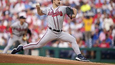 Spencer Strider, de los Bravos de Atlanta, hace un lanzamiento en el primer inning del juego ante los Filis de Filadelfia, el martes 20 de junio de 2023 (AP Foto/Matt Slocum)