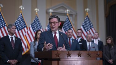 El presidente de la Cámara de Representantes Mike Johnson, acompañado de otros republicanos, durante una conferencia de prensa en el Capitolio, el miércoles 6 de marzo de 2024, en Washington. (AP Foto/J. Scott Applewhite)