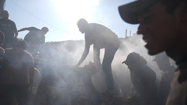 Palestinos tratan de reparar un vehículo dañado tras un bombardeo israelí en Ciudad Gaza el 19 de septiembre del 2026. (AP foto/Jehad Alshrafi)