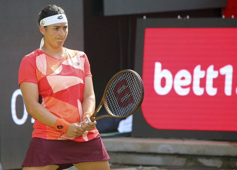 Ons Jabeur reacciona durante el partido contra Jule Niemeier en la primera ronda del torneo de Berlín, el jueves 20 de junio de 2023. (Wolfgang Kumm/dpa vía AP)