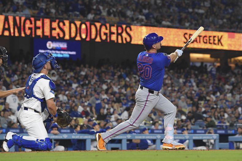 Pete Alonso, de los Mets de Nueva York, conecta un jonrón de tres carreras ante los Dodgers de Los Ángeles, el miércoles 4 de junio de 2025 (AP Foto/Mark J. Terrill)