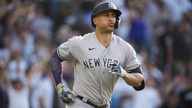Giancarlo Stanton, de los Yanquis de Nueva York, trota luego de batear un jonrón de tres carreras en el encuentro ante los Rockies de Colorado, el sábado 15 de julio de 2023 (AP Foto/David Zalubowski)