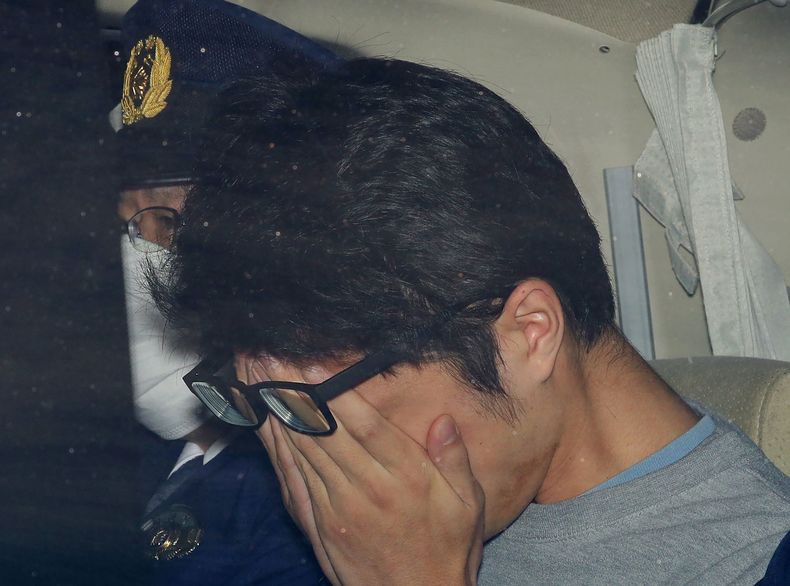 ARCHIVO - Takahiro Shiraishi sale de una delegación de policía en Hachioji, en las afueras de Tokio, en noviembre de 2017. (Takuya Inaba/Kyodo News vía AP, archivo)