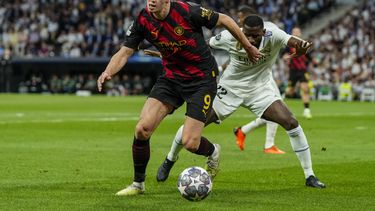 Erling Haaland (izquierda) del Manchester City pugna por el balón con Antonio Rudiger del Real Madrid en la semifinal de la Liga de Campeones, el martes 9 de mayo de 2023. (AP Foto/José Bretón)